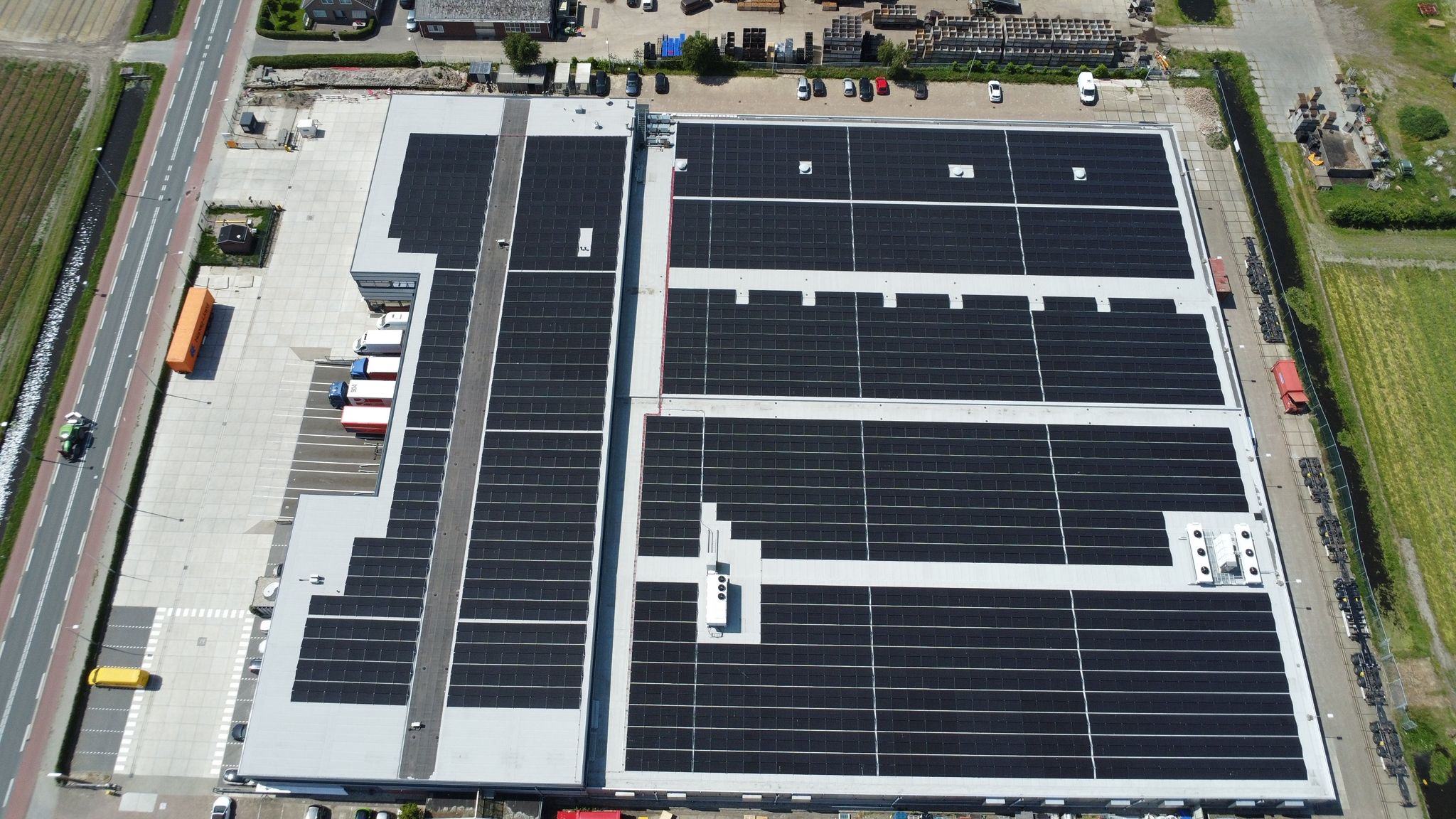 Het dak van Unidex in De Zilk. Voorzien van zonnepanelen