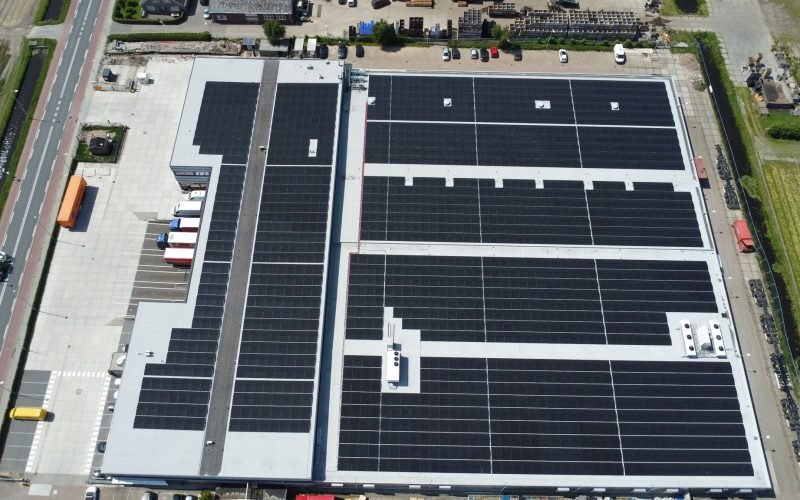 Het dak van Unidex in De Zilk. Voorzien van zonnepanelen